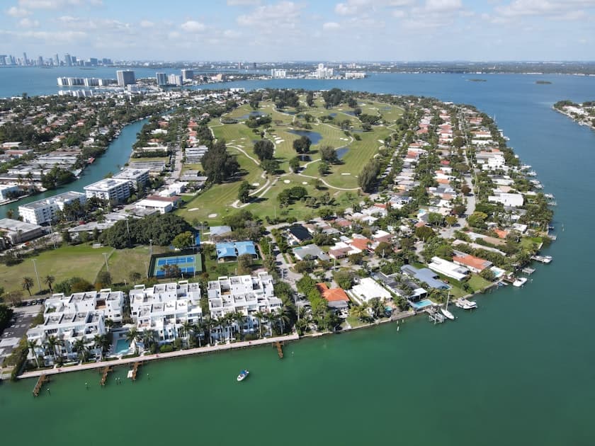 Waterfront Homes in Kenneth City: Pricing, Flood Zones, and Tips