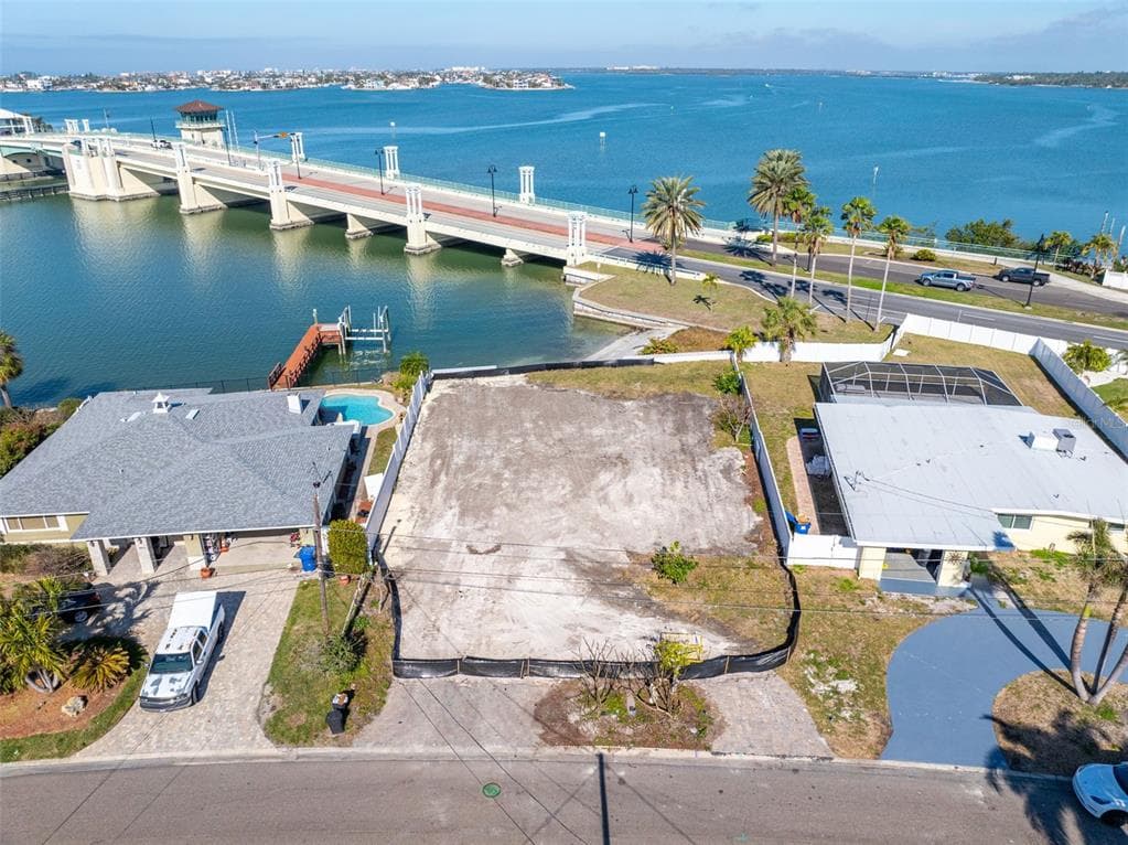 8043 CAUSEWAY BOULEVARD