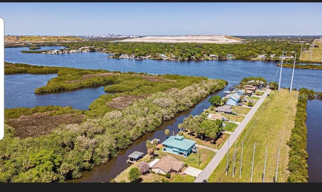 BAY DR