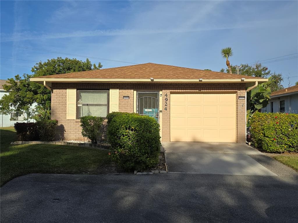 4924 LIVE OAK CIRCLE