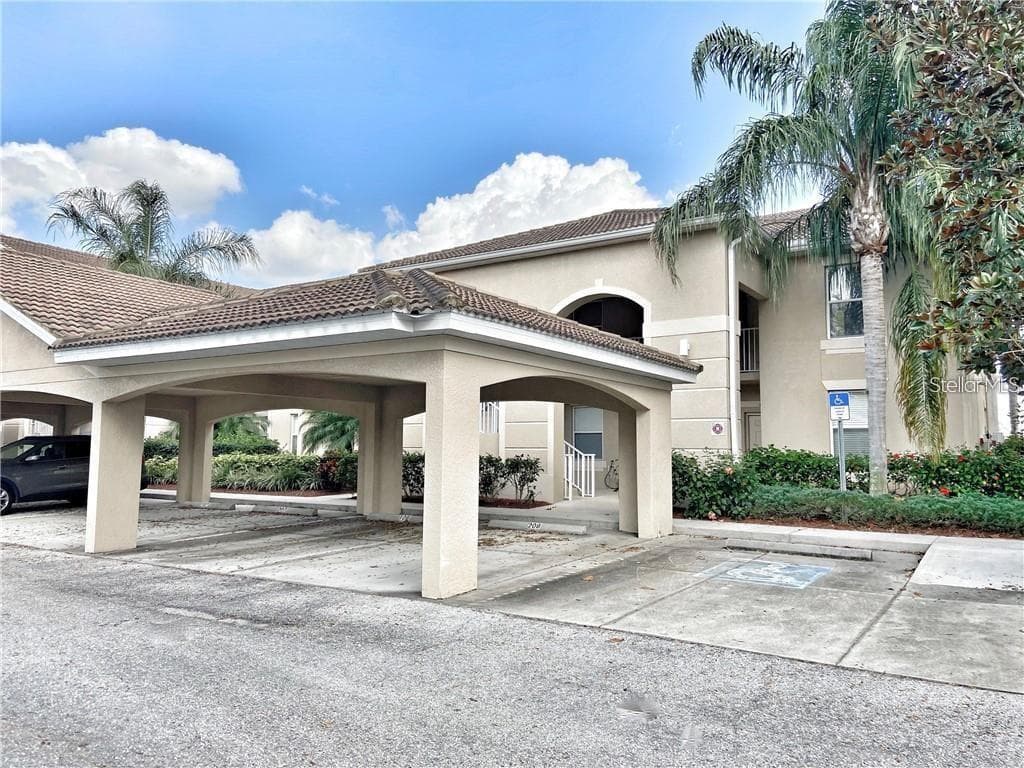 915 FAIRWAYCOVE LANE