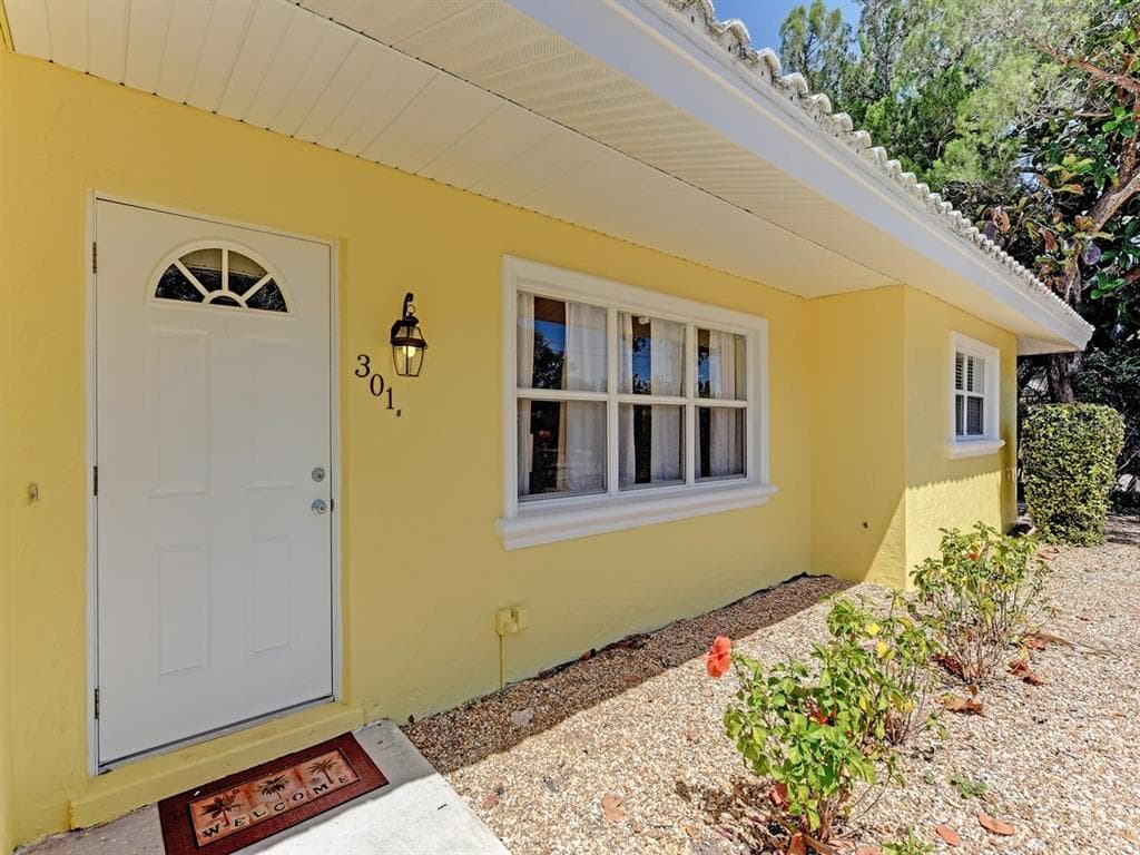 301 AVENIDA MADERA