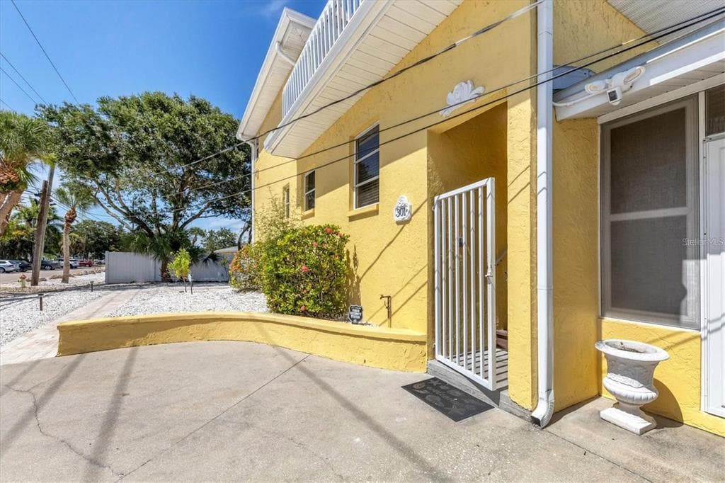 301 AVENIDA MADERA