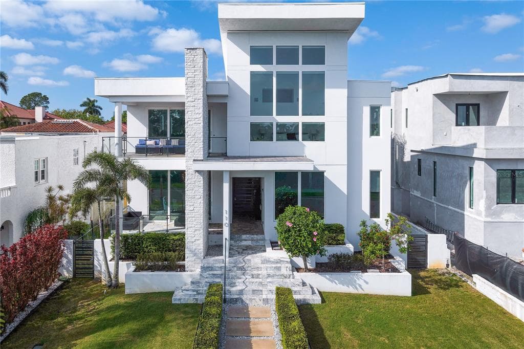 110 PALMERA BOULEVARD