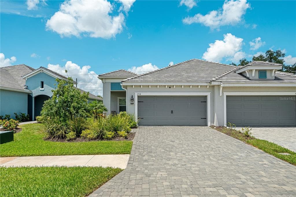 2918 BUTTERFLY JASMINE TRAIL