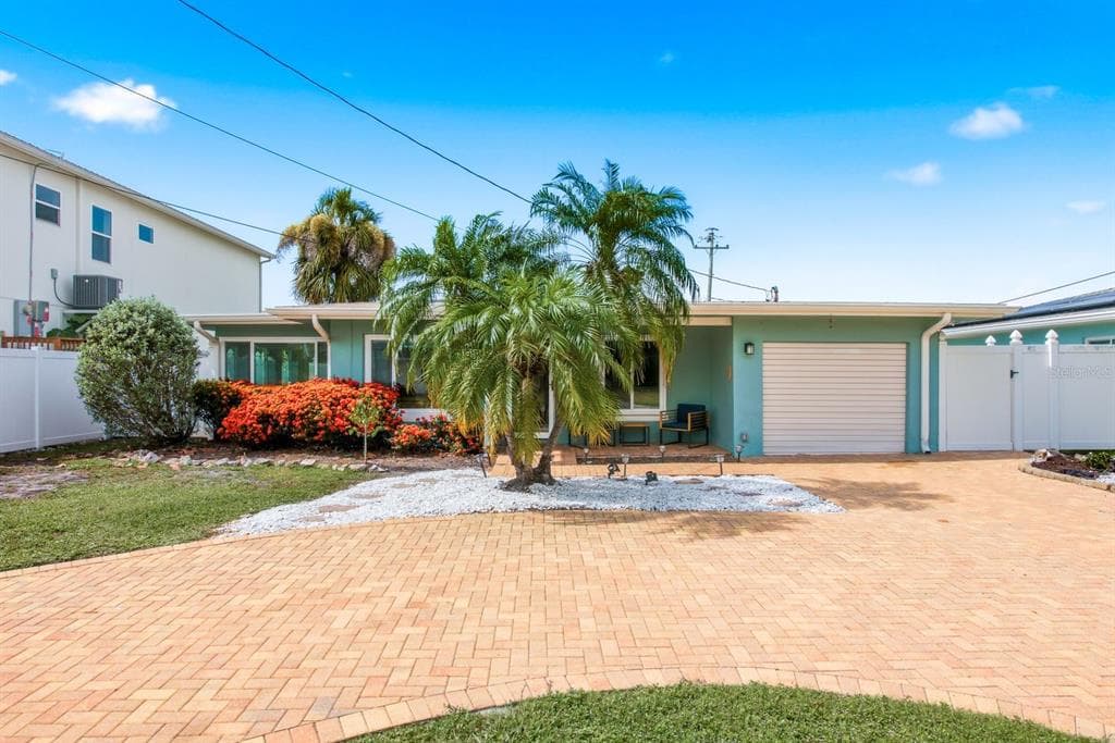 580 BAYWOOD DRIVE
