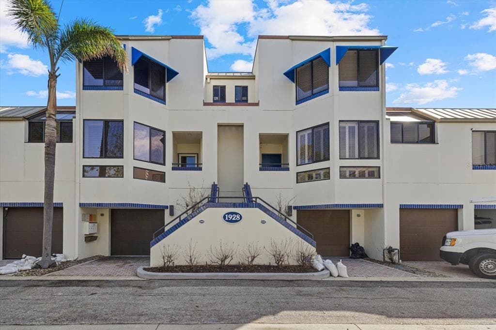 1928 HARBOURSIDE DRIVE