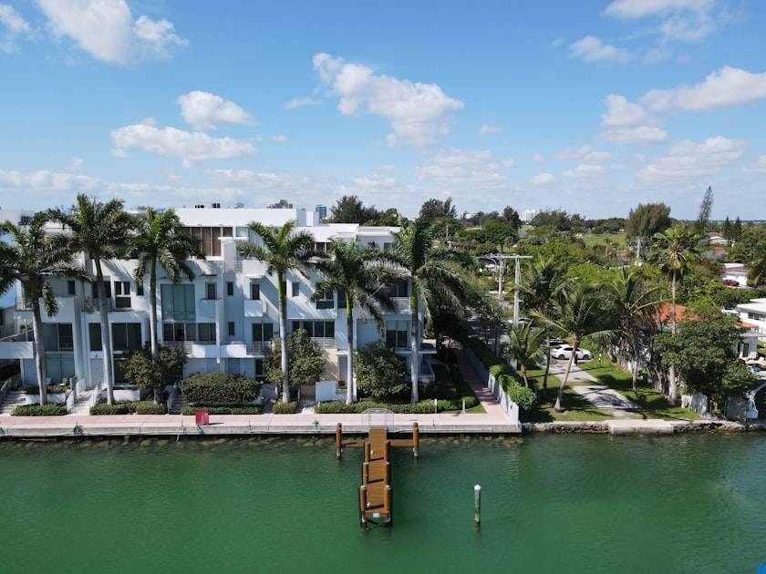 Waterfront Homes in Hudson: Pricing, Flood Zones, and Tips