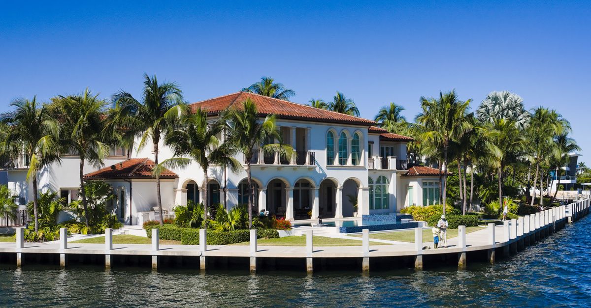 Waterfront Homes in Palmetto: Pricing, Flood Zones, and Tips