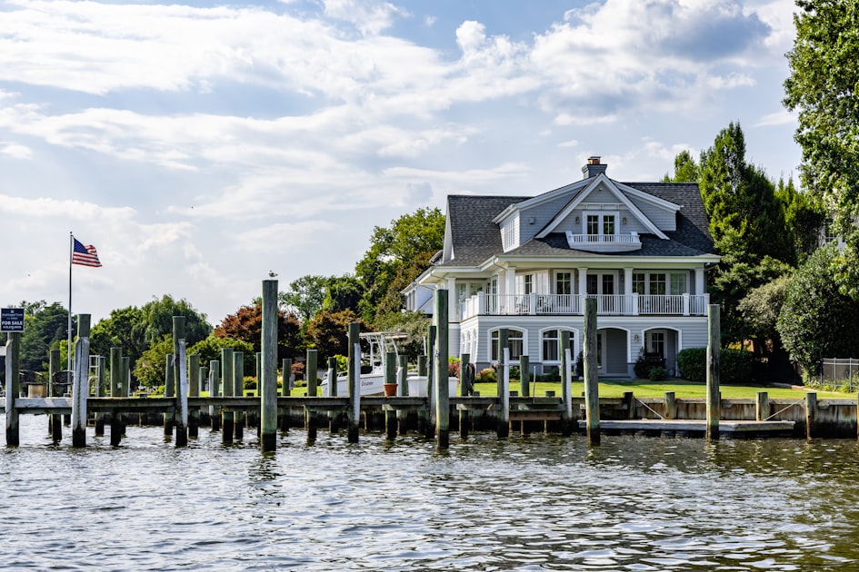 Waterfront Homes in Ruskin: Pricing, Flood Zones, and Tips